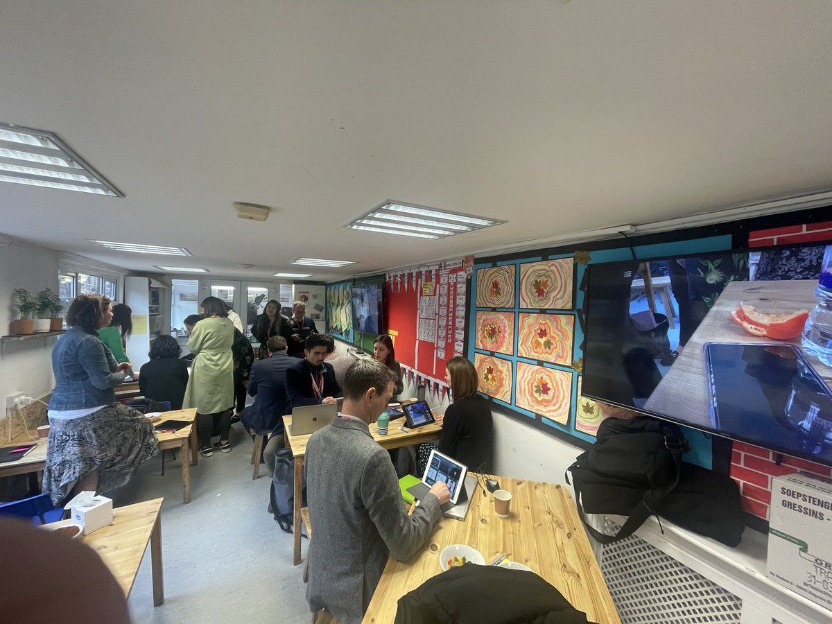 An outstanding Computing Conference. Practical ideas put into practice. Colleagues working 1:1 with our Year 6 children on using AR to enhance the quality of teaching and learning. <a href="/AppleEDU/">Apple Education</a> <a href="/vickiebacondpc2/">Vickie Bacon,</a> <a href="/ILG_uk_ltd/">INSPIRED LEARNING GROUP</a> #appledistinguishedschools