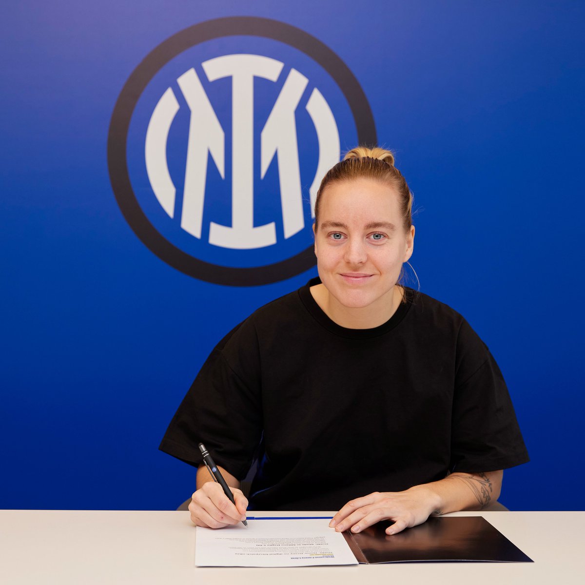 Inter_Women's tweet photo. ✍️⚫🔵

#ForzaInter #InterWomen #WelcomeFanny https://t.co/MvxVKn70L6