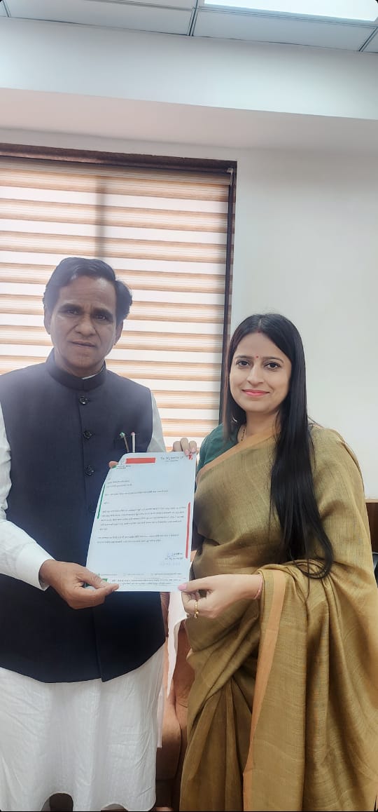 advbindudubey's tweet photo. आज आदरणीय #रावसाहेबपाटीलदानवे, रेल्वे राज्यमंत्री भारत सरकार, दिल्ली इनसे मिलकर उत्तर प्रदेश व बिहार के लिए गर्मी के छुट्टियों में मुंबई से जाने वाली विशेष रेल्वे गाड़ियों की संख्या बढ़ने का प्रस्ताव दिया। 

#AdvBinduDubey #Proposal #प्रस्ताव #RailwayMinister #भारतीयजनतापार्टी https://t.co/5ESrFBaGAL