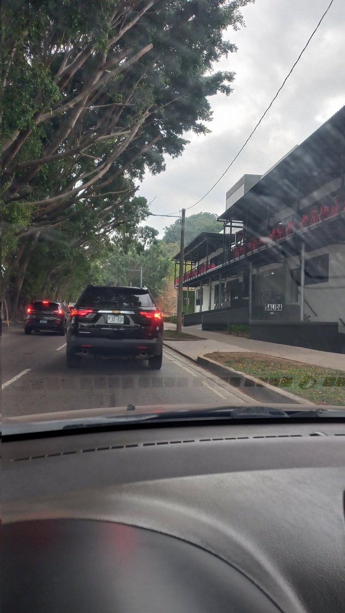 TrabazonSV's tweet photo. Trafico complicado en Santa Tecla, Boulevard sur para llegar a redondel Utila @VMTElSalvador @PNCSV https://t.co/wQoe8IUncr