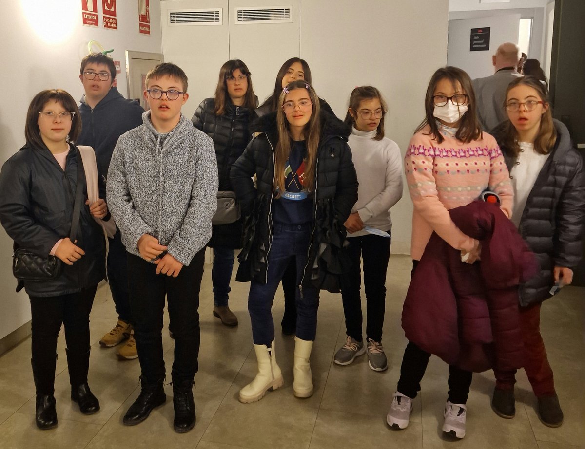 MaryAbellan_'s tweet photo. Anoche vivimos una lección de vida, normalidad y rareza gracias a "La Perspectiva del Suricato" 
Profesionalidad y cercanía resumen el espectacular trabajo de @CiaDeconne
Sí añadimos la suerte de compartirlo con @miriamperezalba
y las sonrisas de @ASSIDOMURCIA
Noche perfecta!! https://t.co/OUpQ6LVJLK
