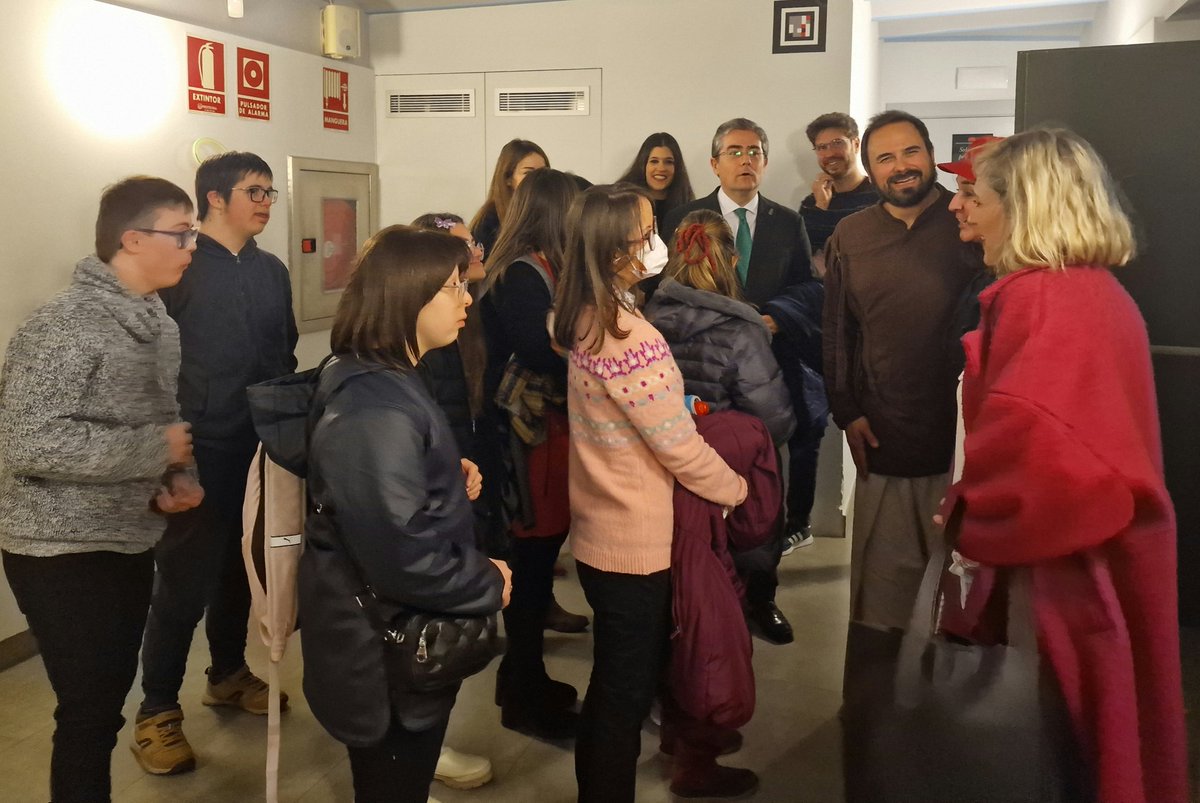 MaryAbellan_'s tweet photo. Anoche vivimos una lección de vida, normalidad y rareza gracias a "La Perspectiva del Suricato" 
Profesionalidad y cercanía resumen el espectacular trabajo de @CiaDeconne
Sí añadimos la suerte de compartirlo con @miriamperezalba
y las sonrisas de @ASSIDOMURCIA
Noche perfecta!! https://t.co/OUpQ6LVJLK