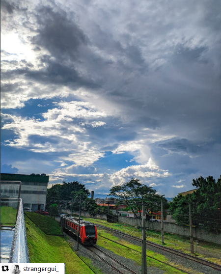 CPTM_oficial's tweet photo. No #ClickCPTM dessa semana trouxemos essa foto tirada pelo @strangergui_ !

📸 Ficou muito legal esse registro do nosso trem série 9000 na região próxima a estação São Miguel Paulista da Linha 12.

😉 Pra ver sua foto em nossas redes marque e utilize a #️⃣ClickCPTM! https://t.co/4eWjK12zpM