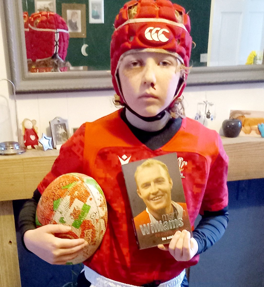 annaj0486's tweet photo. World book day for Isaac 📚
Of course it had to be a Welsh rugby player @WelshRugbyUnion 🏴󠁧󠁢󠁷󠁬󠁳󠁿🏉
Although he did ask if Justin Tipuric had written a book... @ospreys have a word 😉
#no7 #no1fan #WRU #ospreys #futurerugbystar #WorldBookDay #heroes https://t.co/qRsw7y0QcO