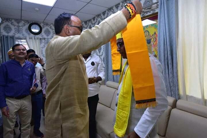 pckashyap01's tweet photo. आज विधानसभा स्थित माननीय उपमुख्यमंत्री उत्तर प्रदेश सरकार श्री @brajeshpathakup  जी के कार्यालय कक्ष में सुहेलदेव भारतीय समाज पार्टी के माननीय राष्ट्रीय अध्यक्ष एवं पूर्व कैबिनेट मंत्री, उत्तर प्रदेश श्री @oprajbhar जी ने शिष्टाचार भेंट की। https://t.co/mjSAQBQ21i