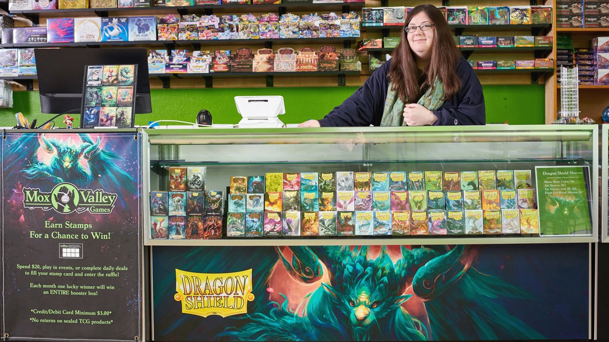 DragonShield_'s tweet image. Last year's Players Choice color was Turquoise and Kate Becker created this beautiful dragon for the Standard size box art.

Kate co-owns Mox Valley Games! Check out her dragon, "Atebeck", immortalized in her dragonized LGS!

Join this year's Art Contest: sweepwidget.com/c/67219-uw2sod…