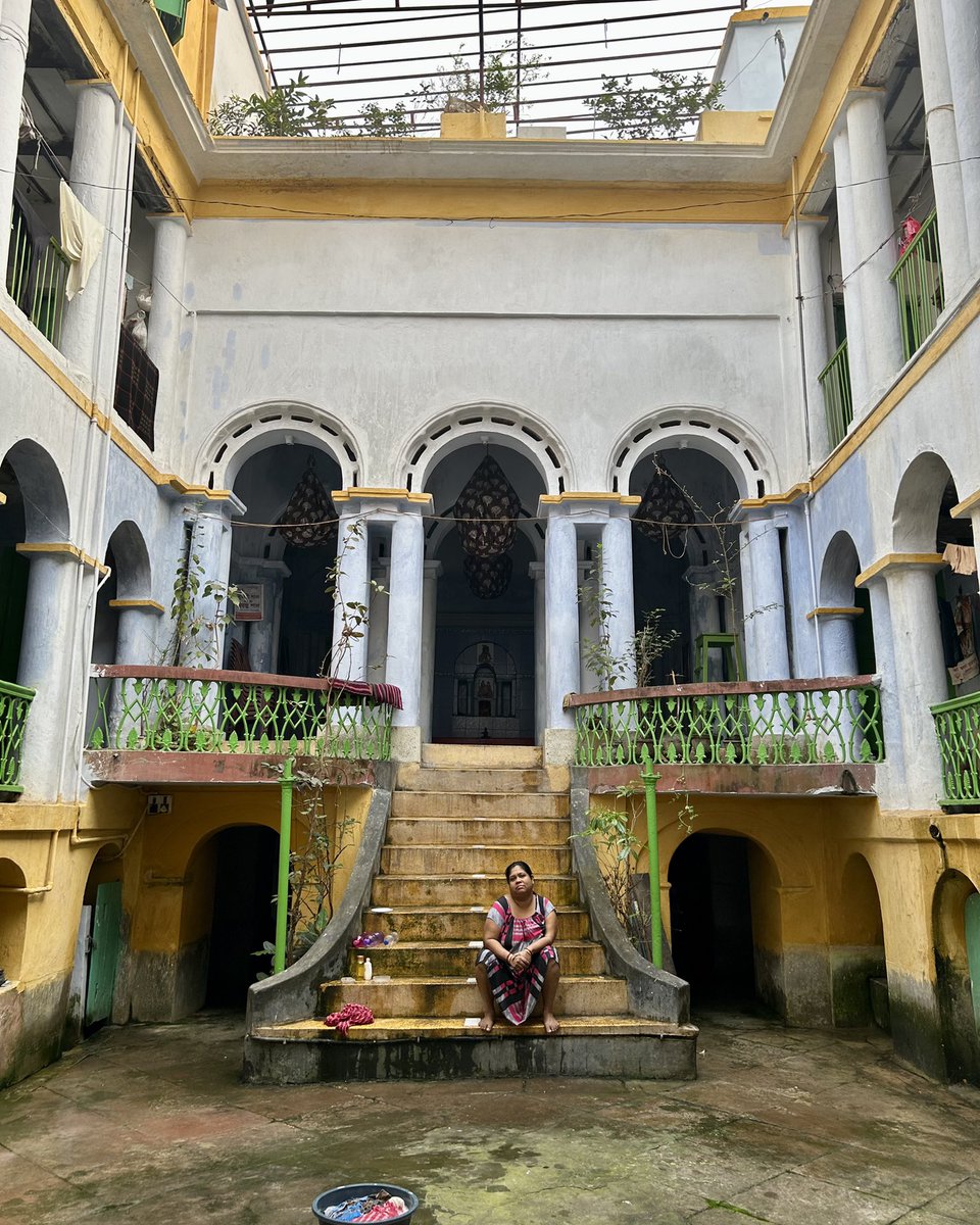 SangeetKothari's tweet photo. My (phone) camera and I had a wonderful Saturday morning, wandering around the bylanes of a neighbourhood in North #Calcutta, capturing beautiful built heritage (some as old as 200 years) & interacting with 6th/7th generation living in some homes.
#Kolkata #streetphotography https://t.co/S02UQTlBeL