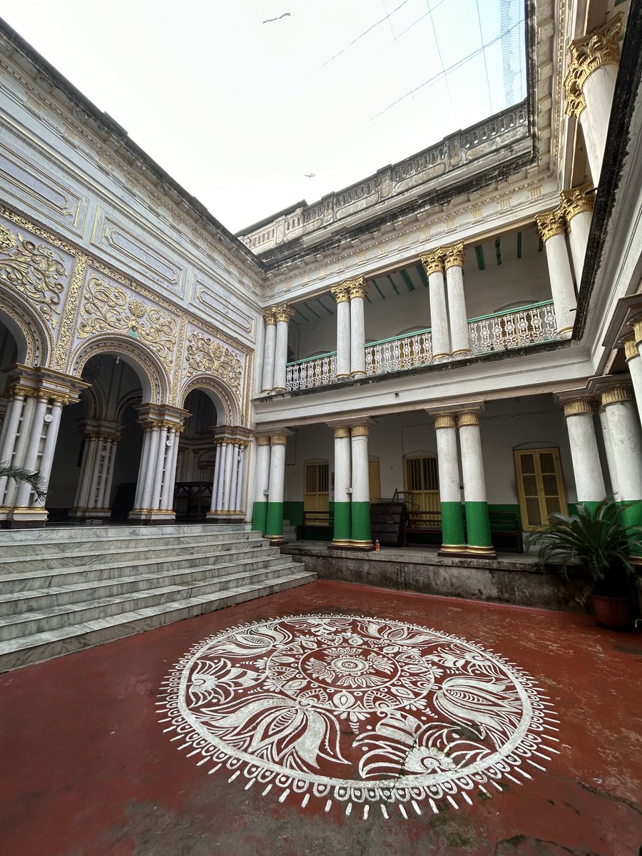 SangeetKothari's tweet photo. My (phone) camera and I had a wonderful Saturday morning, wandering around the bylanes of a neighbourhood in North #Calcutta, capturing beautiful built heritage (some as old as 200 years) & interacting with 6th/7th generation living in some homes.
#Kolkata #streetphotography https://t.co/S02UQTlBeL