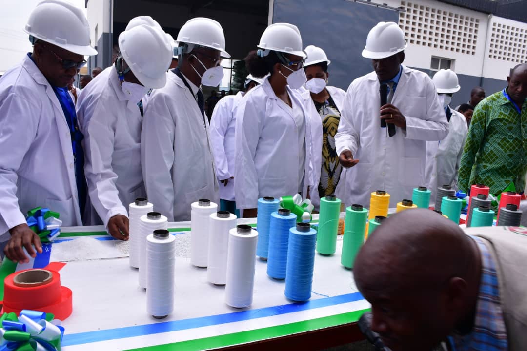 RTNBurundi's tweet photo. Parmi les défis soulevés au près du ministre en charge de l'industrie que ce  soit à #ITRAPACK et à #Jessy_Blessing_Company figurent le manque de devises et le problème lié à la coupure d'électricité. https://t.co/8bKMJokAba