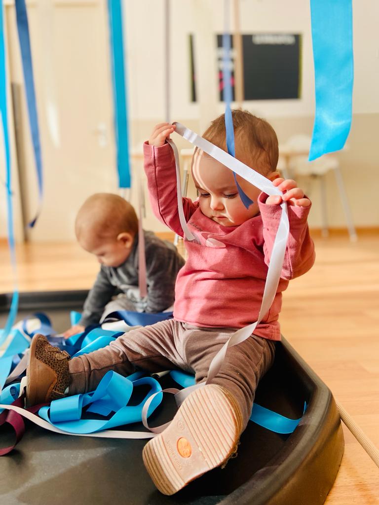 FEDACSuria's tweet image. A la #Llar d'#Infants 0 de #FEDACSúria estimulem els nostres sentits a través de cintes penjades del cub 
#hivern #passióxeducar #avuixdemà2024 #Aprenem #Súria