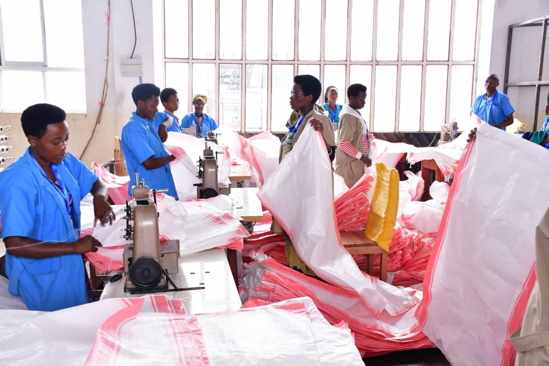 RTNBurundi's tweet photo. Parmi les défis soulevés au près du ministre en charge de l'industrie que ce  soit à #ITRAPACK et à #Jessy_Blessing_Company figurent le manque de devises et le problème lié à la coupure d'électricité. https://t.co/8bKMJokAba