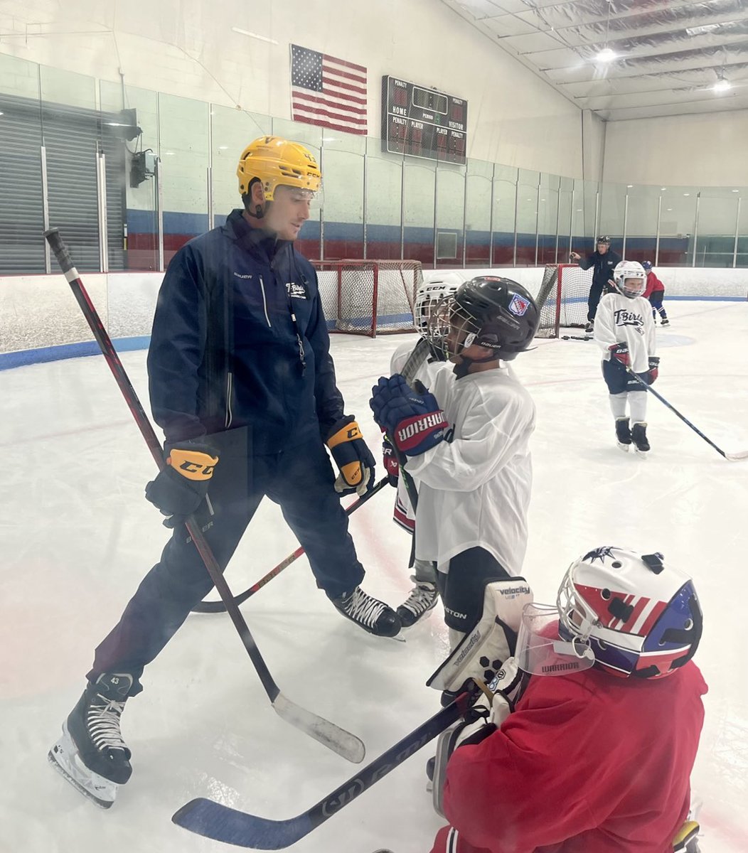 JrTBirdsHockey's tweet photo. Congratulations @jleno09 

Former Cathedral and Rifles player and current Jr Thunderbirds hockey school Co Director John Leonard scored last night in his first game with the Nashville Predators. https://t.co/WnsQXZgPKn