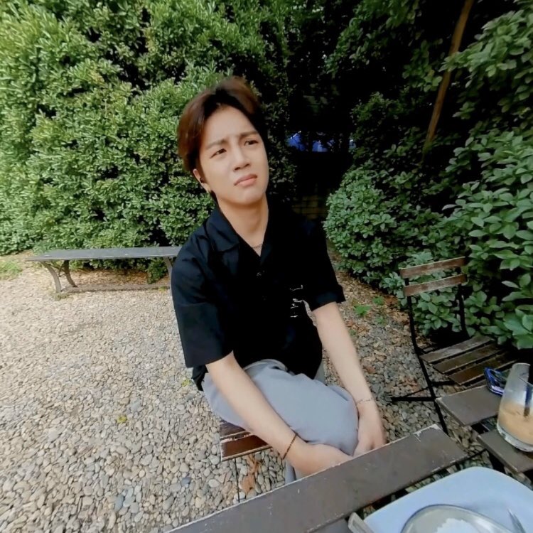 sehnippoppo's tweet photo. this is so funny to me cause you got donghun doing that face when actually we all know he ADORES yuchan https://t.co/U683u0QsQO
