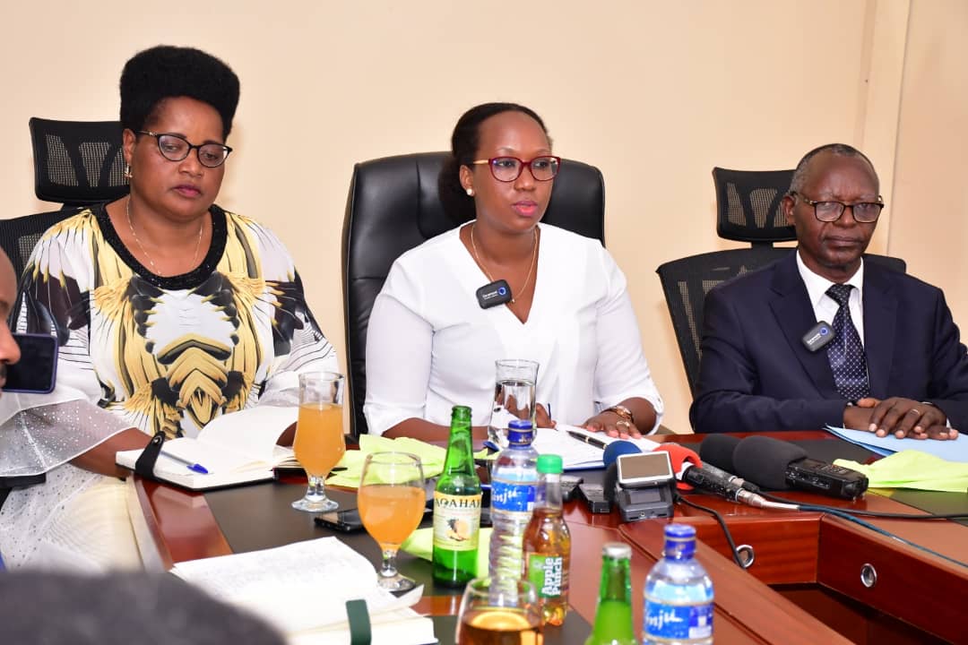 AgasekeTv's tweet photo. #Burundi Le ministre du @MinCommerce , @NIJIMBEREMarie1 , a effectué ce vdi 03/3 une visite à l'usine de fabrication des emballages, #ITRAPACK . Elle a salué la façon dont cette entreprise est organisée et son impact ds le dvlpmt du pays @BBNBurundi @FOMI_BURUNDI @itracom_tz https://t.co/k3fouJbIRs