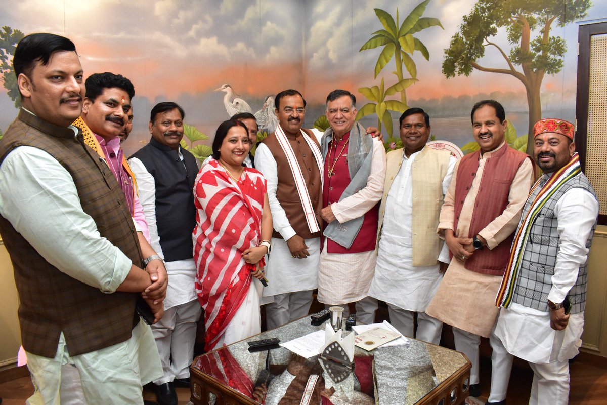 आज दिनांक 3/03/23 को मा० उप मुख्यमंत्री श्री केशव प्रसाद मौर्य जी व सम्मानित विधायक गणों के साथ जाकर मा० विधानसभा अध्यक्ष महोदय श्री सतीश महाना जी को सदन में विधाई कार्यों को भली प्रकार संचालित करने पर बधाई दी ।