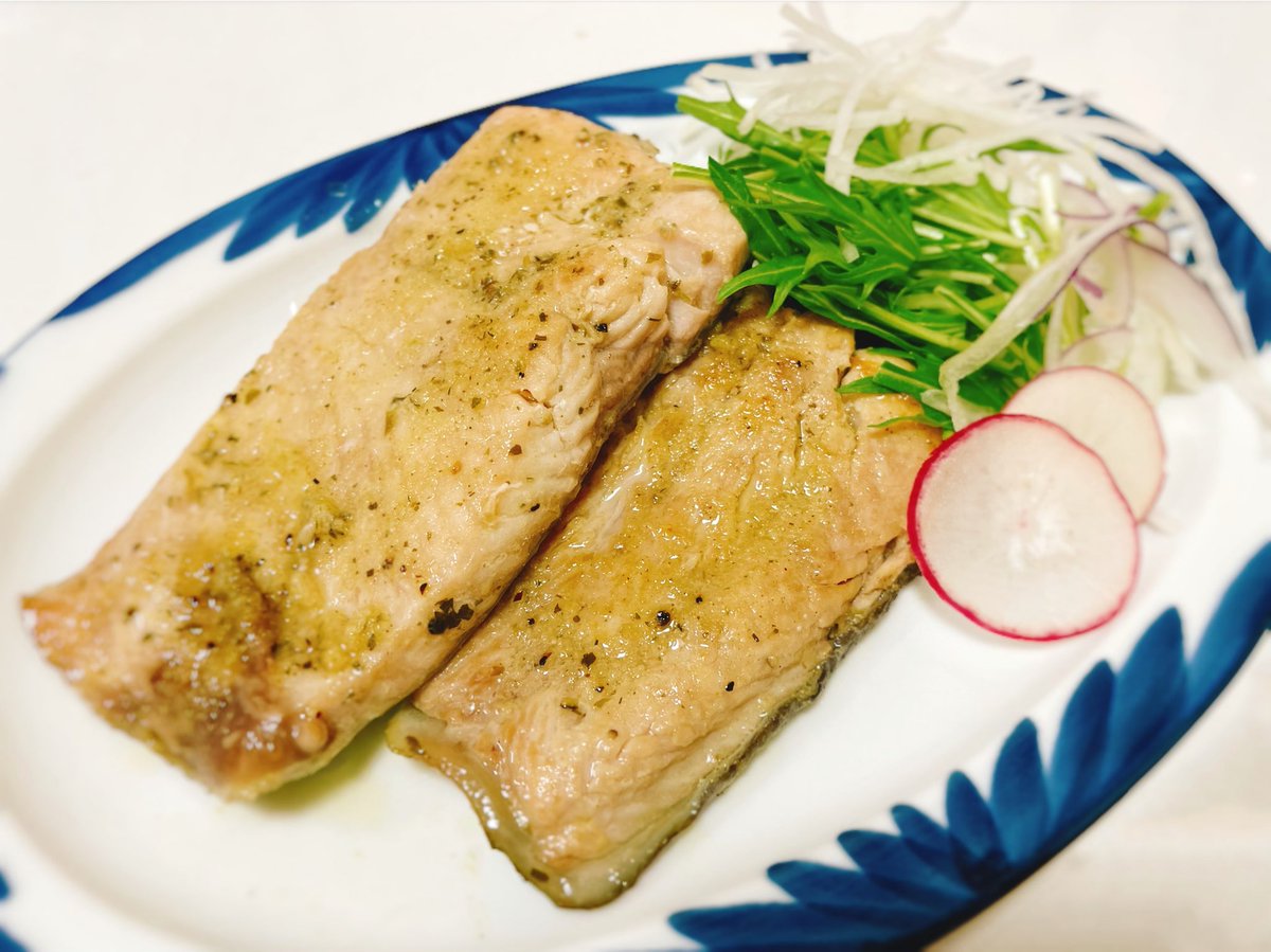 sennohanachika's tweet photo. せっかくいくらがあるので今日は3/3だしちらし寿司と、トラウトの香草焼きにしました☺️
トラウトづくしメニュー✨
#釣り
#catchandeat https://t.co/xRsjHLRsKb