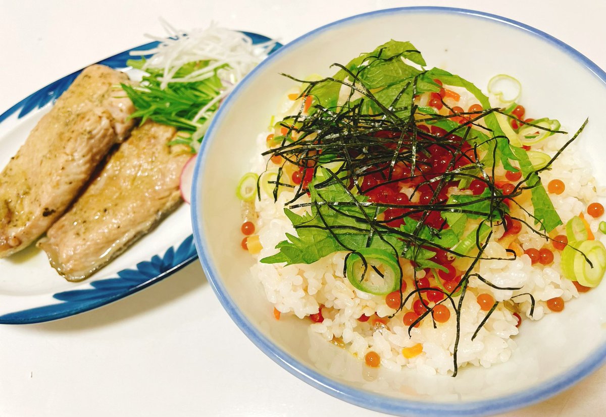 sennohanachika's tweet photo. せっかくいくらがあるので今日は3/3だしちらし寿司と、トラウトの香草焼きにしました☺️
トラウトづくしメニュー✨
#釣り
#catchandeat https://t.co/xRsjHLRsKb