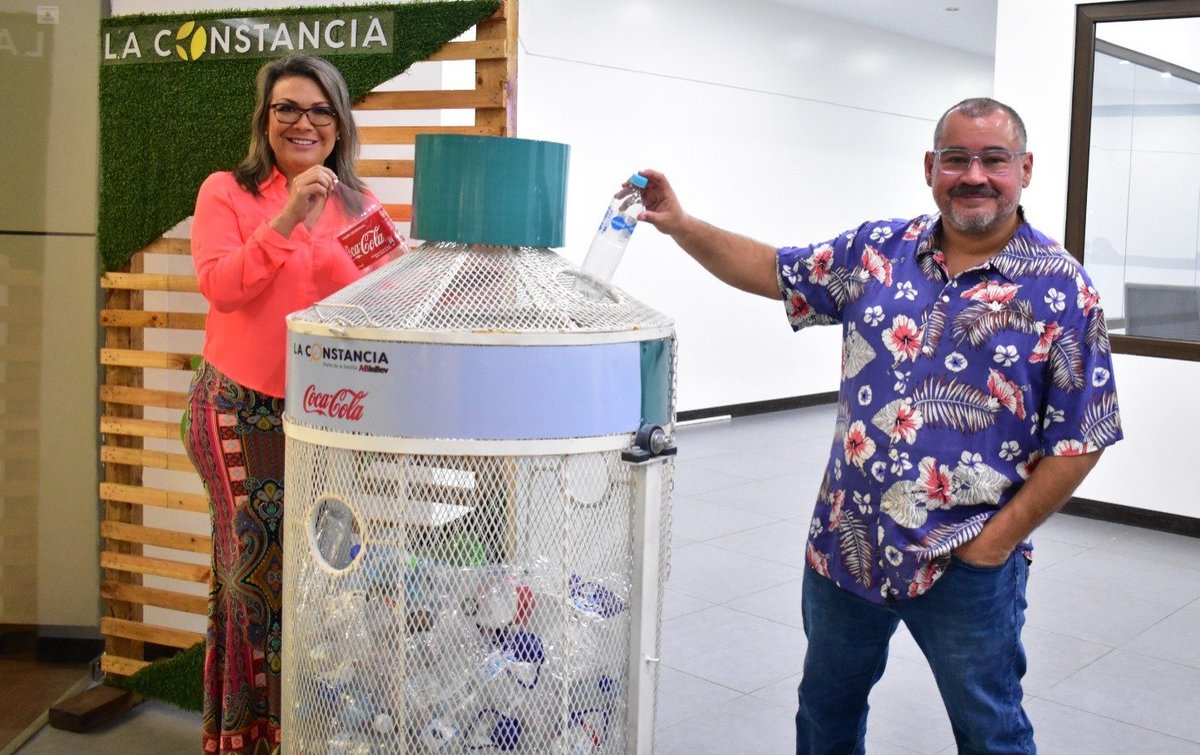 dianavytony's tweet photo. #HagámoslaCircular ♻️ | En #360Studio somos ¡VERDE! y ya puedes depositar tus botellas plásticas de cualquier marca en #ElBotellón de @ILCElSalvador
¡Reciclemos juntos por el planeta! 🌱#ViernesVerde https://t.co/zZjIx2sHWP