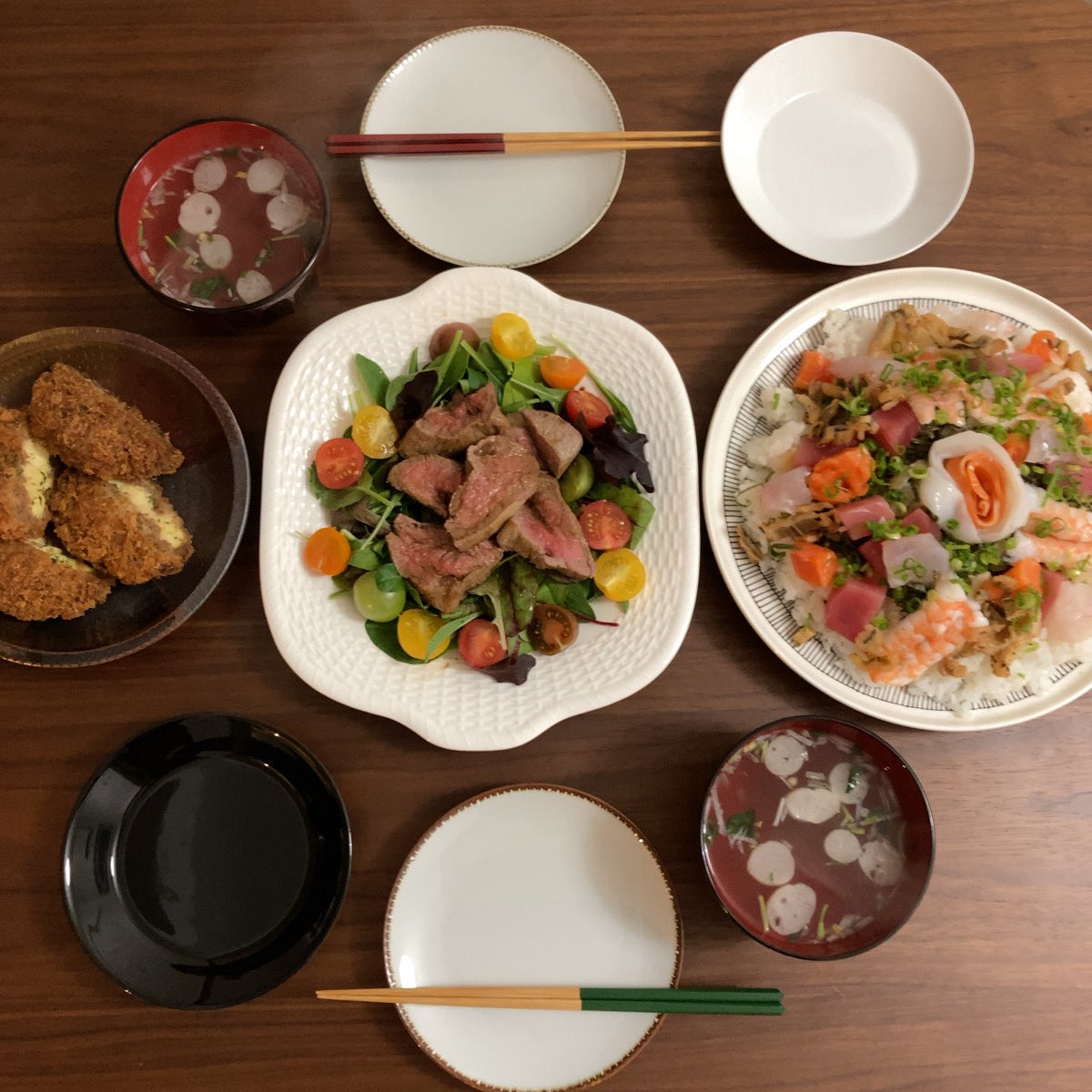 yoswht's tweet photo. 晩ごはん。ばらちらし、フライパンローストビーフなど。ビールがフローズンしすぎました...。 https://t.co/jVXTZrY4bI