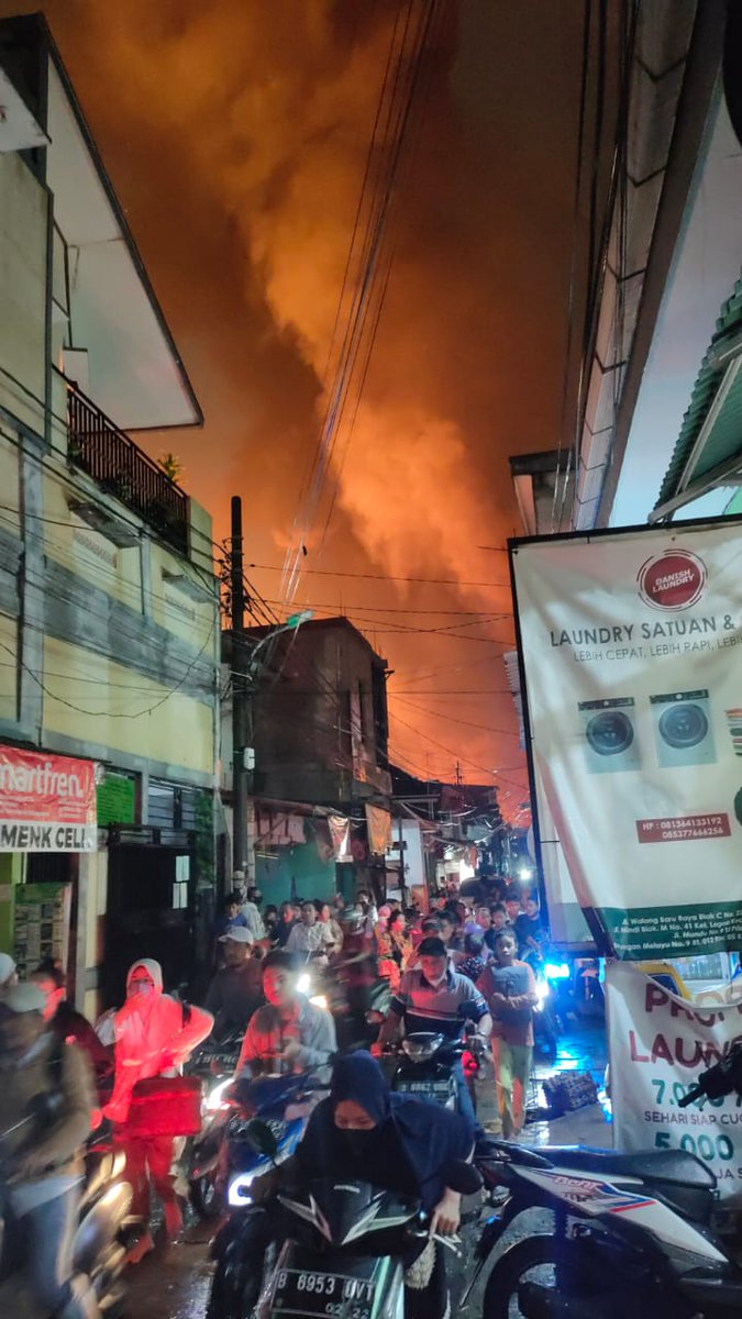 Aldaay5's tweet photo. stay safe warga Plumpang,Pertamina plumpang kebakaran https://t.co/BW51SSFZDV