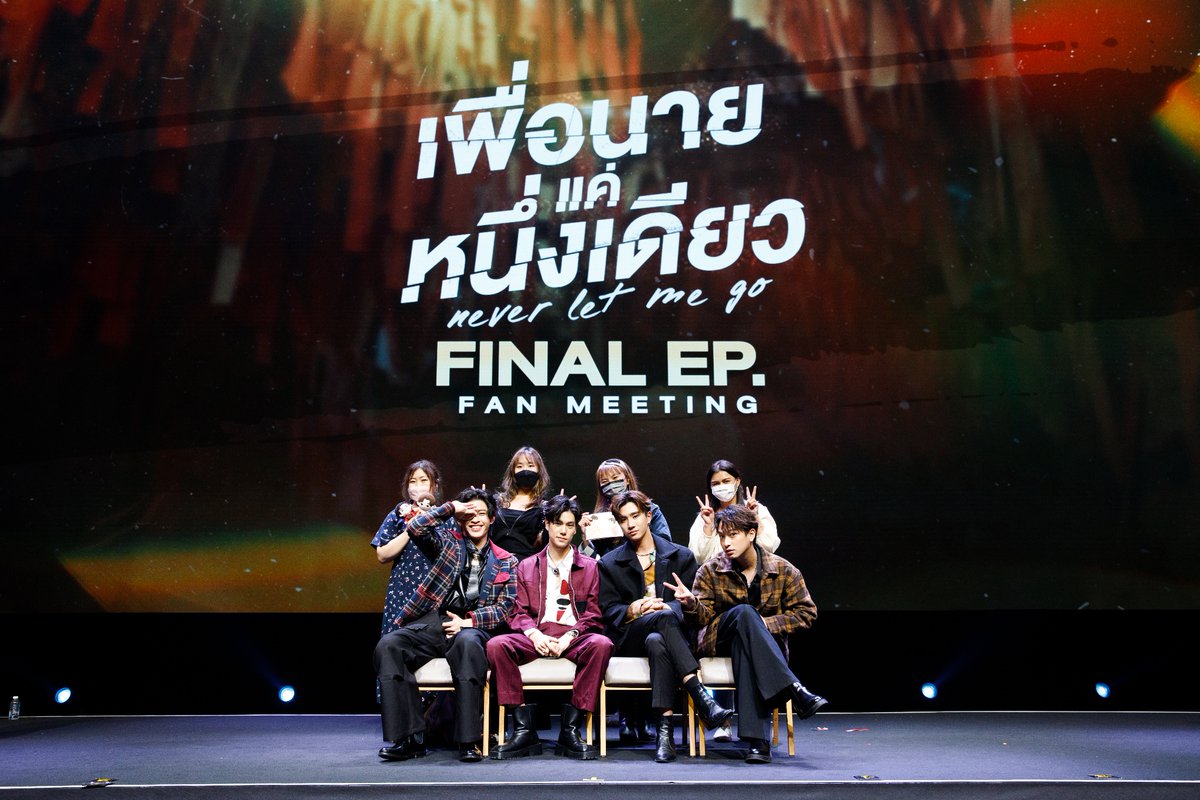 watchursteppp's tweet photo. look at me in right in the middle of them 🥰 @takoyakiwannabe said I look like a “mischievous daughter with her cool dad and strict papa” couldn’t agree more 😌
@ppnaravit @phuwintang  
#NeverLetMeGoSeriesFinalEP 
#PondPhuwin https://t.co/uVtPE76EHx