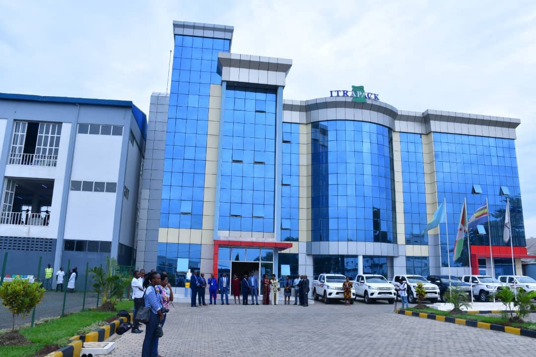 AgasekeTv's tweet photo. #Burundi "Après seulement une année d'ouverture, l'usine de fabrication des emballages, #ITRAPACK , compte 743 employés  dont 286 femmes (38%) et 457 hommes, soit 62%", a indiqué au ministre, Sophonie Ngendakuriyo, DG de l' #ITRAPACK . Et de souligner,pas de dette à @OBR_BI https://t.co/8VclU3jMYK