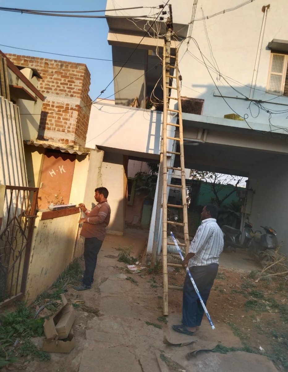 Rajbjp41's tweet photo. ನಗರಸಭೆಯ 28ನೇ ವಾರ್ಡಿನಲ್ಲಿ ರಾತ್ರಿಯ ವೇಳೆ ಹಾವುಗಳ ಕಾಟ ಹೆಚ್ಚಾಗಿದ್ದರಿಂದ,  2 ಹೊಸ ಲೈಟ್ ಗಳನ್ನು  ಅಳವಡಿಸಿ, ಕೆಲವೊಂದು ಕಡೆ ನೀರಿನ  ಸಮಸ್ಯೆ ಇರುವುದರಿಂದ , ಹೊಸದಾಗಿ ಪೈಪ್ ಲೈನ್  ಅಳವಡಿಸಿದ ಸಂದರ್ಭ :-🌹🇮🇳🌹 https://t.co/ieUCAokttj
