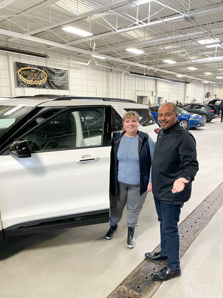 BillBrownFord's tweet image. Sales Consultant Levell Baldridge assisted his customer, Christina, with her new #2023Explorer ST-Line in Star White Metallic!

☑️ Browse our #TrueView™ 2023 #FordExplorer inventory here: buff.ly/3Z1MQVw

To contact Levell regarding your new #Ford, call 734-524-2731!
