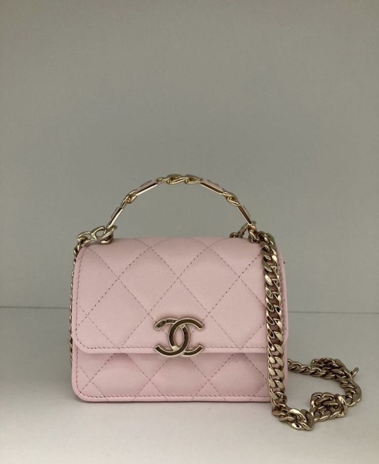 SelectOutfit's tweet photo. baby pink chanel bag https://t.co/Q4AkVFQPtu