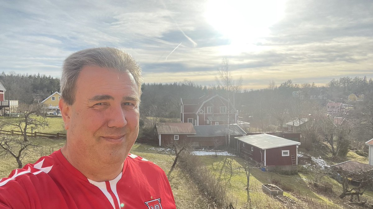 Det er #Fodboldtroejefredag og det blev naturligvis til en #VejleB trøje. Billedet er taget i Småland. Faktisk lige midt imellem <a href="/RiddersholmG/">Glen Riddersholm</a>  Norrköping og <a href="/Henrik1101/">Henrik Jensen</a> KalmarFF. 
Jeg er omgivet af gode danske trænere i Sverige. :-)