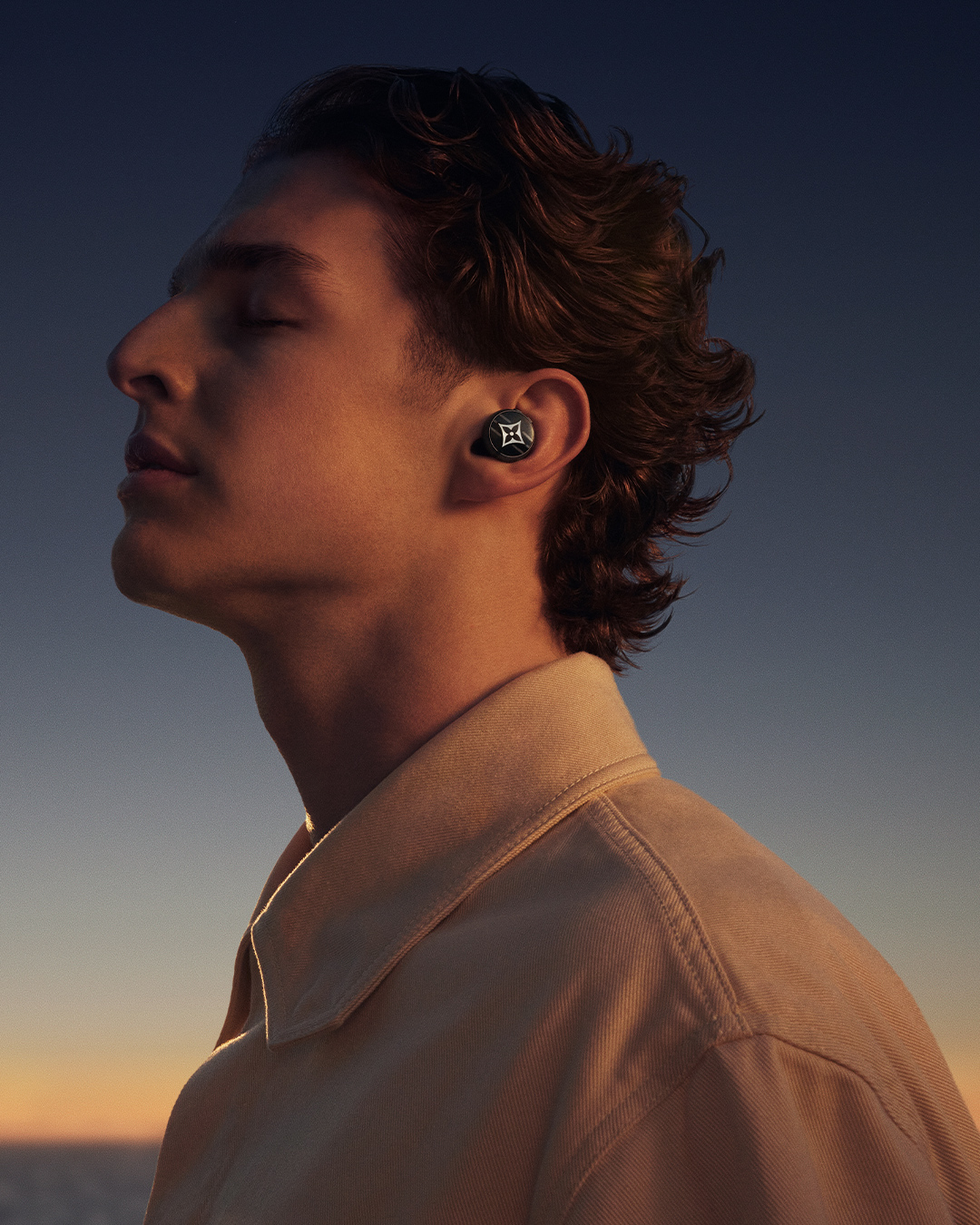 Louis Vuitton on X: A unique audio experience. The #LouisVuitton Horizon  Light Up Earphones feature hybrid active noise cancellation, creating a  world of immersive sound. Learn about the third-generation earphones at   #