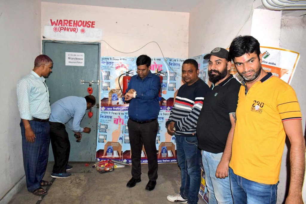 शुक्रवार को समाहरणालय के नीचले तल्ले में बने ईवीएम वेयर हाउस का निरीक्षण किया। निरीक्षण क्रम में ईवीएम वेयर हाउस के विधि व्यवस्था से संबंधित आवश्यक पहलुओं की जांच की।
<a href="/ceojharkhand/">Chief Electoral Officer, Jharkhand</a>
<a href="/JharkhandCMO/">Office of Chief Minister, Jharkhand</a> 
<a href="/prdjharkhand/">IPRD Jharkhand</a>