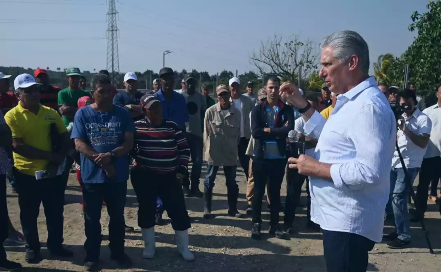 Trabajadores y estudiantes en #SantaClara agradecieron la oportunidad de dialogar con el Presidente <a href="/DiazCanelB/">Miguel Díaz-Canel Bermúdez</a> y sus compañeros de candidatura, ratificaron su decisión por el voto unido y el mandatario les agradeció la honradez y franqueza 
#YoVotoXTodos
🇨🇺 #MejorEsPosible