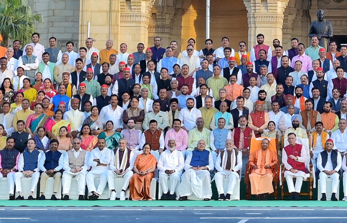 उत्तर प्रदेश 18वीं विधान सभा का वर्ष 2023 का प्रथम सत्र संपन्न हुआ…
सदन की कार्यवाही अनिश्चित काल के लिए स्थगित।
इस अवसर पर माननीय मुख्यमंत्री जी के नेतृत्व में विधानमंडल के माननीय सदस्यगणों का समूह चित्र।
#BudgetSession2023