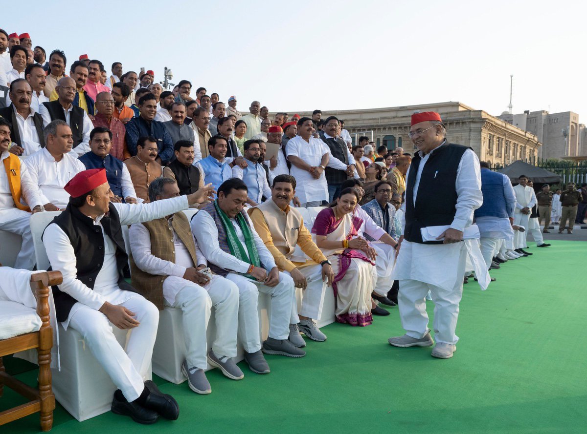 yadavakhilesh's tweet photo. ये है एक तस्वीर : लोकतंत्र में सौहार्द की https://t.co/ONZZiRlm7t