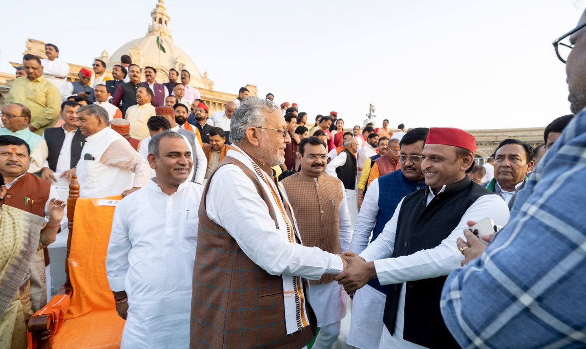 yadavakhilesh's tweet photo. ये है एक तस्वीर : लोकतंत्र में सौहार्द की https://t.co/ONZZiRlm7t