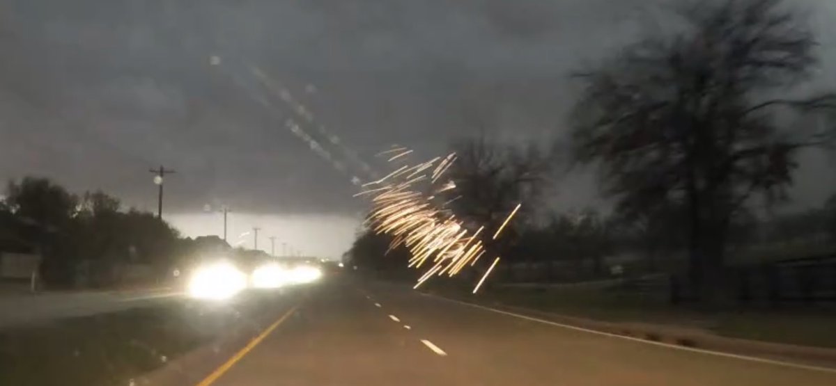 KD5UMO's tweet photo. #powerflashes #downedtree The timing of the #Timelapse would make you believe we didn’t stop. Large tree (maybe a foot in diameter) fell across the road near the power flashes. #txwx @dfwchaser https://t.co/5zH8e6fKP9