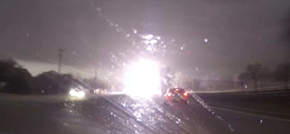 KD5UMO's tweet photo. #powerflashes #downedtree The timing of the #Timelapse would make you believe we didn’t stop. Large tree (maybe a foot in diameter) fell across the road near the power flashes. #txwx @dfwchaser https://t.co/5zH8e6fKP9