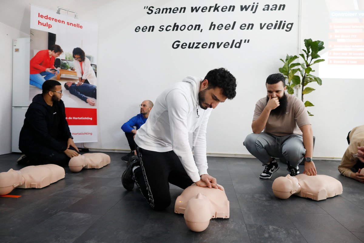 Freestyle voetballer Soufiane Touzan <a href="/touzani7/">TouzaniTV</a> en Abderrahim Nouri (broer van Abdelhak Nouri) leren reanimeren.