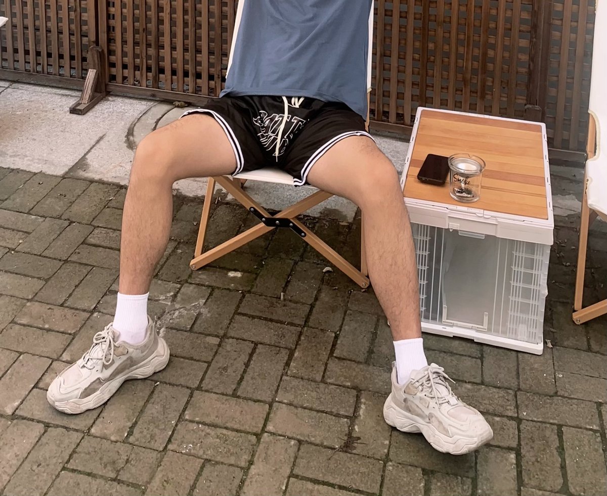 夏天马上到了，可以露腿了，需要原味的小骚比赶紧私信