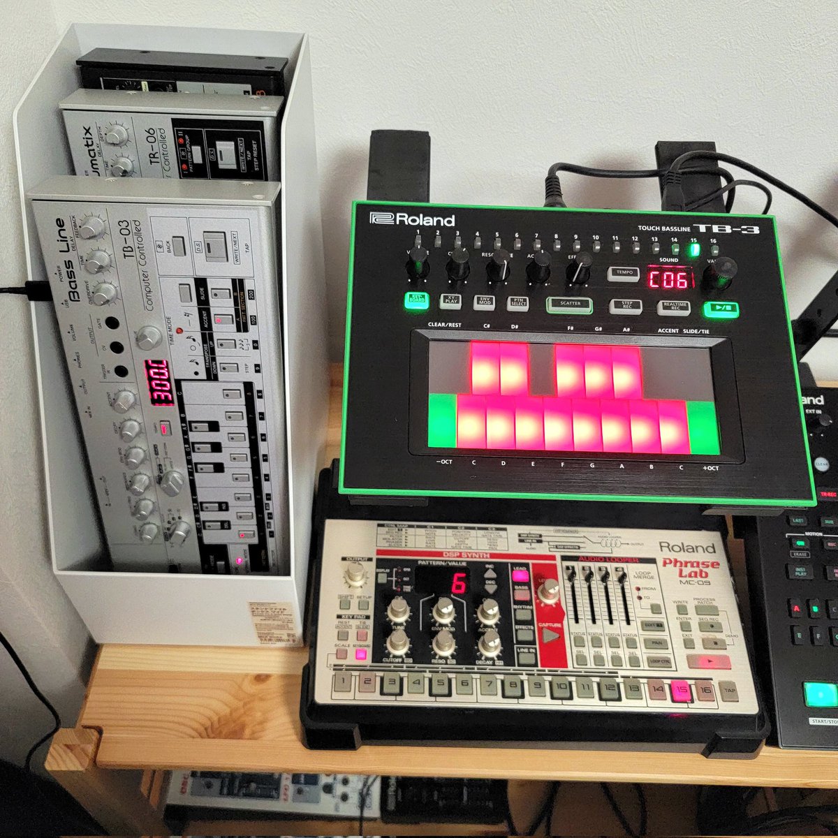 OwatariS's tweet photo. Happy 303 Day !!!
我が家のベース音源仲間に再び TB-3を迎えての2023年。ピースが埋まってうれしい!ハッシュタグ見てたら割りと?ユーザーいらっしゃってホッコリ笑
#303day #tb03 #tb3 #mc09 https://t.co/RrhIXPF0WI