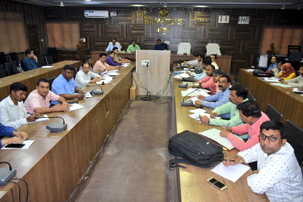 शुक्रवार को समाहरणालय सभागार में कालाजार एवं एमडीए कार्यक्रम को लेकर जिला टास्क फोर्स की बैठक की। बैठक में निर्देश दिया गया कि 238 कालाजार प्रभावित गांवों एवं 220 मलेरिया प्रभावित गावों में चलाए जा रहे कीटनाशी छिड़काव का प्रचार-प्रसार कर लोगों को जागरूक करें।
<a href="/JharkhandCMO/">Office of Chief Minister, Jharkhand</a>