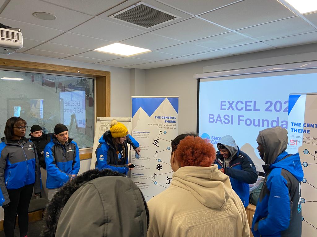 SnowCampInfo's tweet photo. Our London and Excel students had a great day training with their BASI Trainers, Lyndon and Marco on Sunday. Focus on their foundation and posture, and focus on their technical riding. Can't wait to see how the group improves their riding over the next few weeks of Excel! 💙⛷️ https://t.co/LxEPKSTEHw