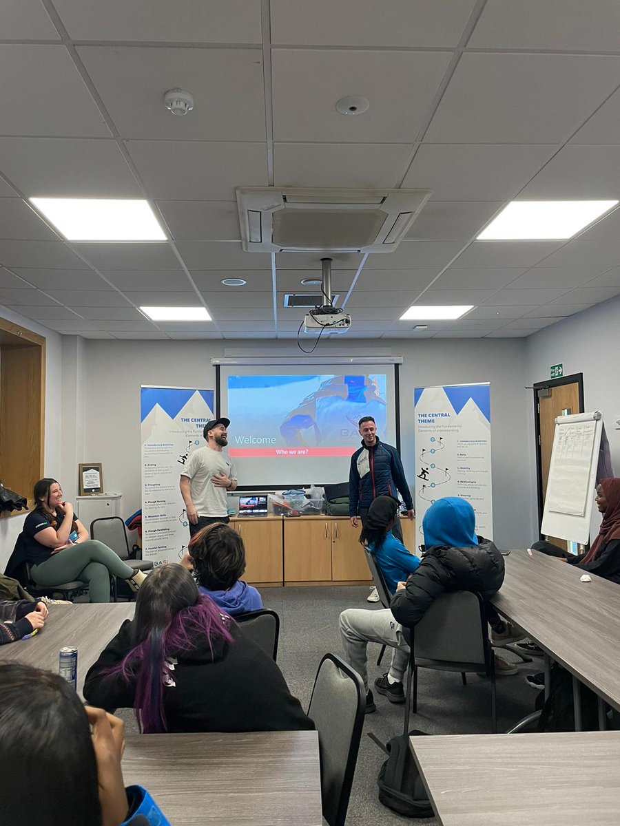 SnowCampInfo's tweet photo. Our London and Excel students had a great day training with their BASI Trainers, Lyndon and Marco on Sunday. Focus on their foundation and posture, and focus on their technical riding. Can't wait to see how the group improves their riding over the next few weeks of Excel! 💙⛷️ https://t.co/LxEPKSTEHw