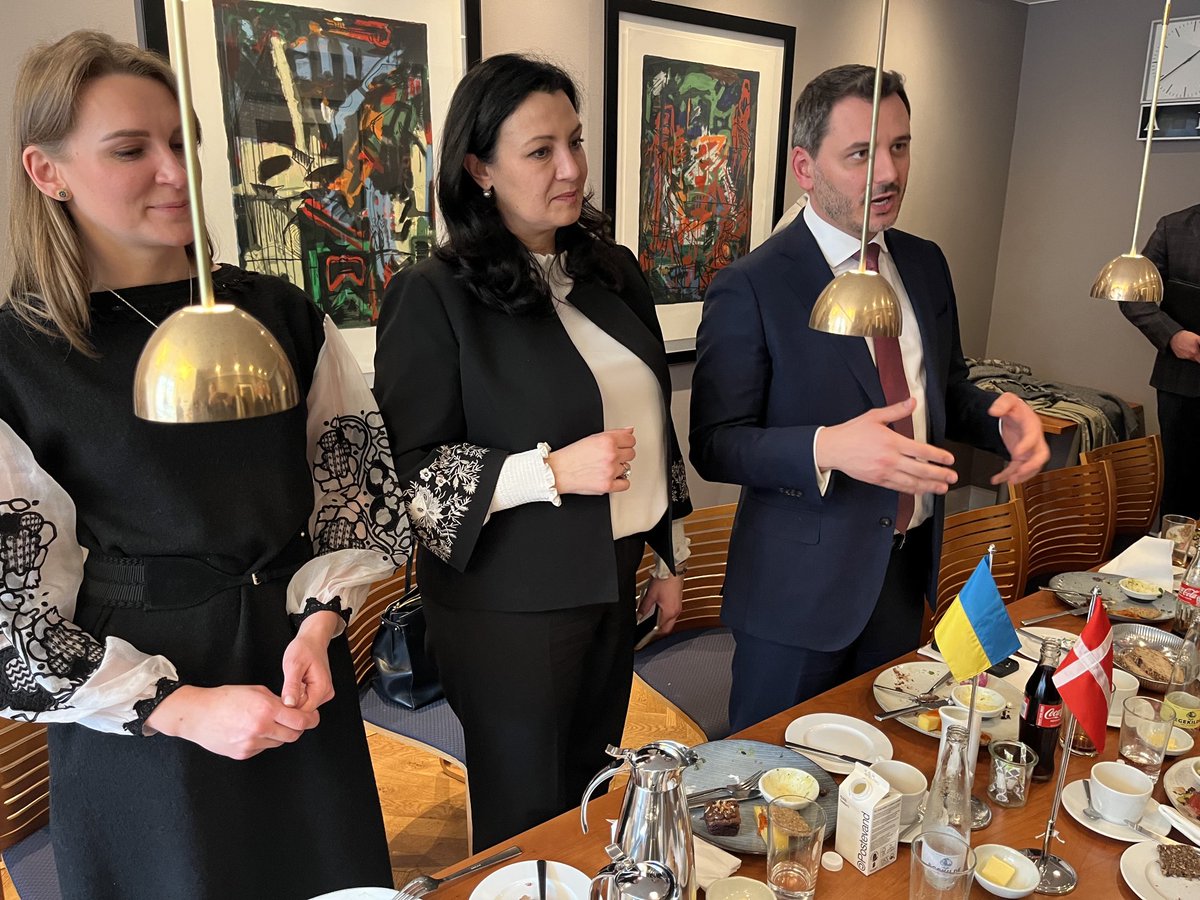 JanEJoergensen's tweet photo. Var til frokost med repræsentanter fra det ukrainske parlament. Jeg spurgte, hvad de mente om danske virksomheder, der fortsat driver forretning i Rusland. Deres svar var, at deres arbejde og skatter finansierer Ruslands krigsmaskine, og de har blod på hænderne. ⁦@ecco⁩ https://t.co/CAwbEgHZ74