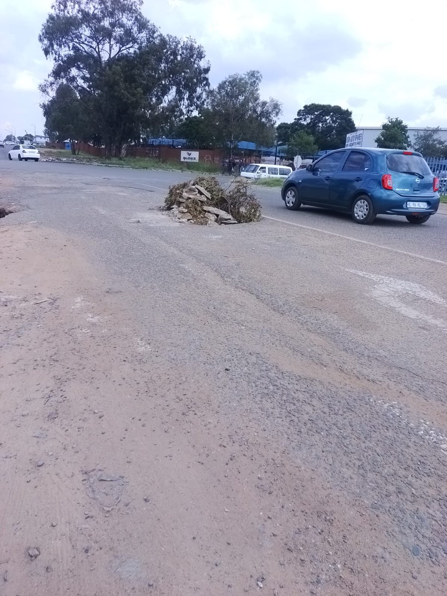 LucetteNel's tweet photo. @CityofJoburgZA our WORLD CLASS AFRICAN CITY ROADS!!! MONTHS AND MONTHS AND THE CITY IS TURNING A BLIND EYE #FixOurRoads #Johannesburg https://t.co/YW77Swh3D0