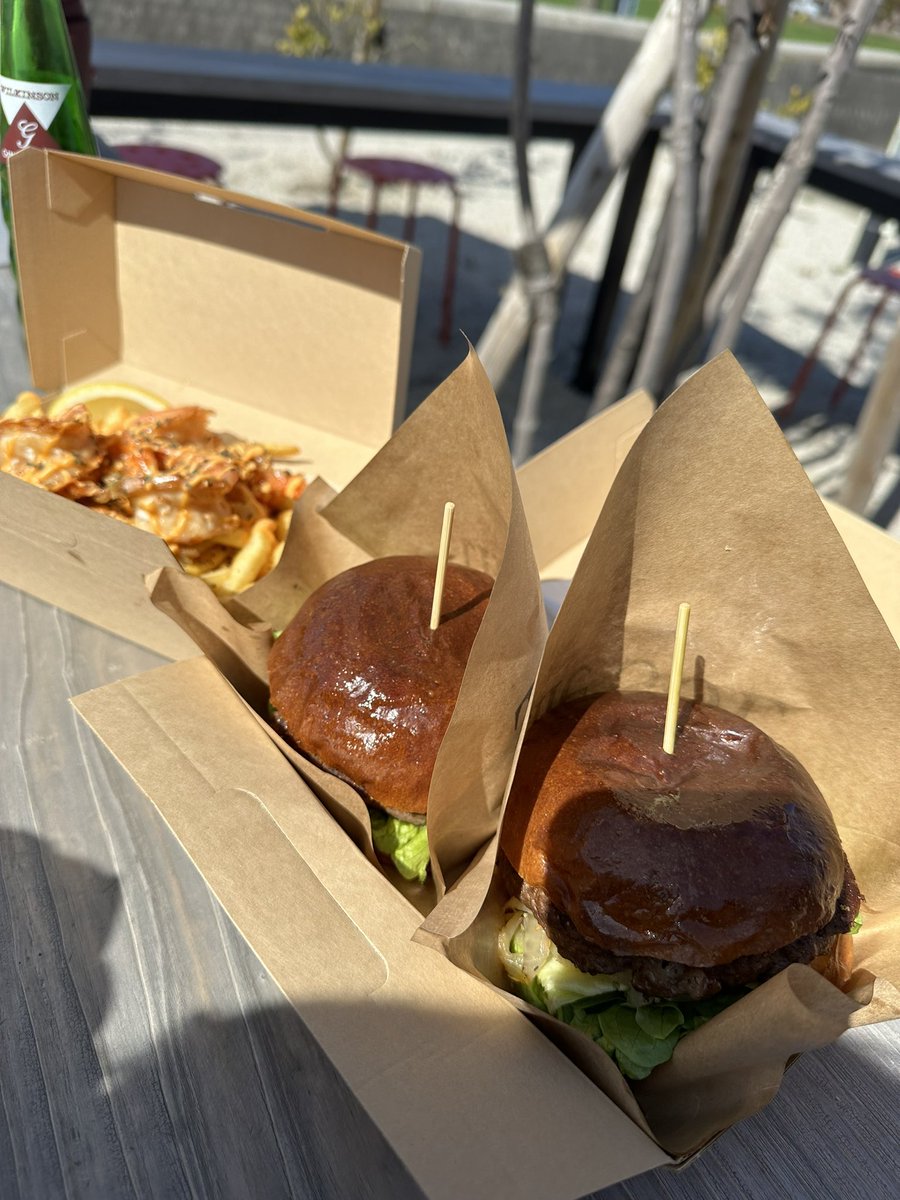 aiky007's tweet photo. 実家近くにオープンしたキッチンカーのハンバーガー🍔　久しぶりにこういうハンバーガー食べた〜。好き〜

#thesol https://t.co/1SRW1oFBX0