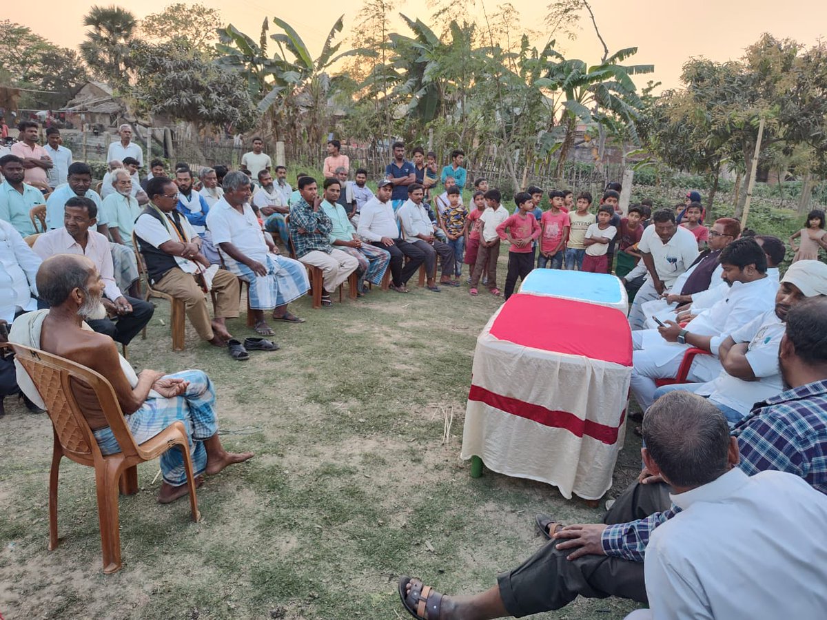 HansdakVijay's tweet photo. अपने पार्टी कार्यकर्ताओं के साथ आज पाकुड़ प्रखंड  के कोलाजोरा, बरहाबाद, शिवतल्ला, पोचाथोल, रामपुर, चांदपुर, गोपीनाथपुर, हरिहरा, हरिगंज, गांधईपुर, सीतेशनगर, पृथ्वीनगर, चांचकी सहित दर्जनों गांव के ग्रामीणों के बीच गया। उनकी समस्याओं से अवगत हो, अधिकारियों को समाधान का निर्देश दिया। https://t.co/w0m7X2ESoM