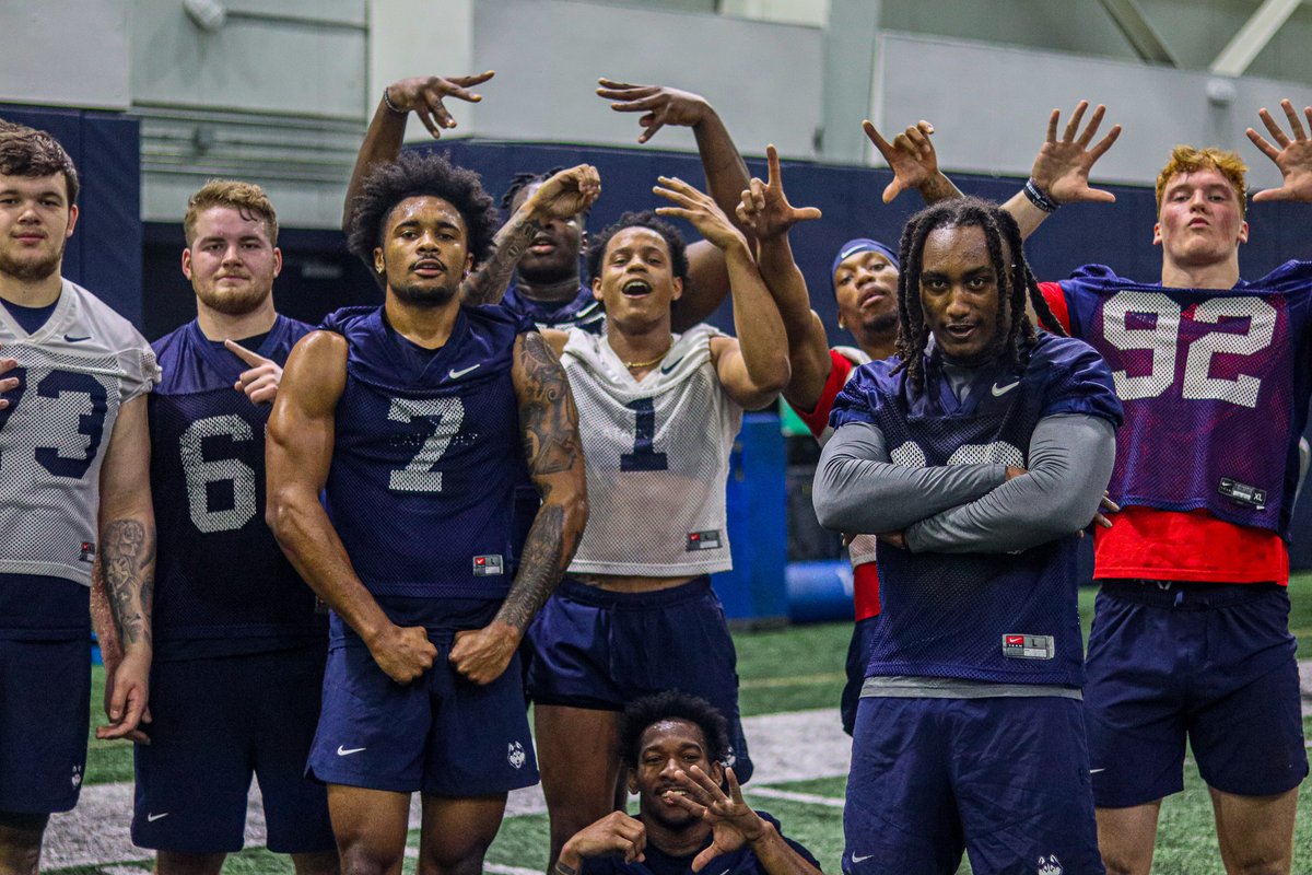 EvanRodriguezCT's tweet photo. Good Morning from the Burton Family Football Complex for another Zero Dark Friday!

Love to see these guys putting in more work as we inch closer and closer toward the spring game next month!🔥👀 https://t.co/QUsxU9481n