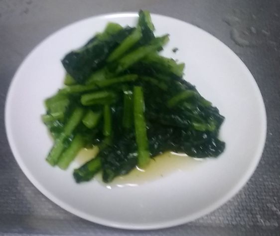 「今日の雑料理!

 まず小松菜をジップロックに入れて冷凍するわ。
 完全に凍らせたら、調味料をジップロックにぶち込んで放置して解凍。
 (めんつゆ、みりんを適当。めんつゆ2,みりん1の割合を意識)

 あとは20分から30分後に解凍完了するから。
 お皿に乗せて終わり、見た目ふつー」 